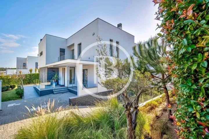 Exterior photo 8