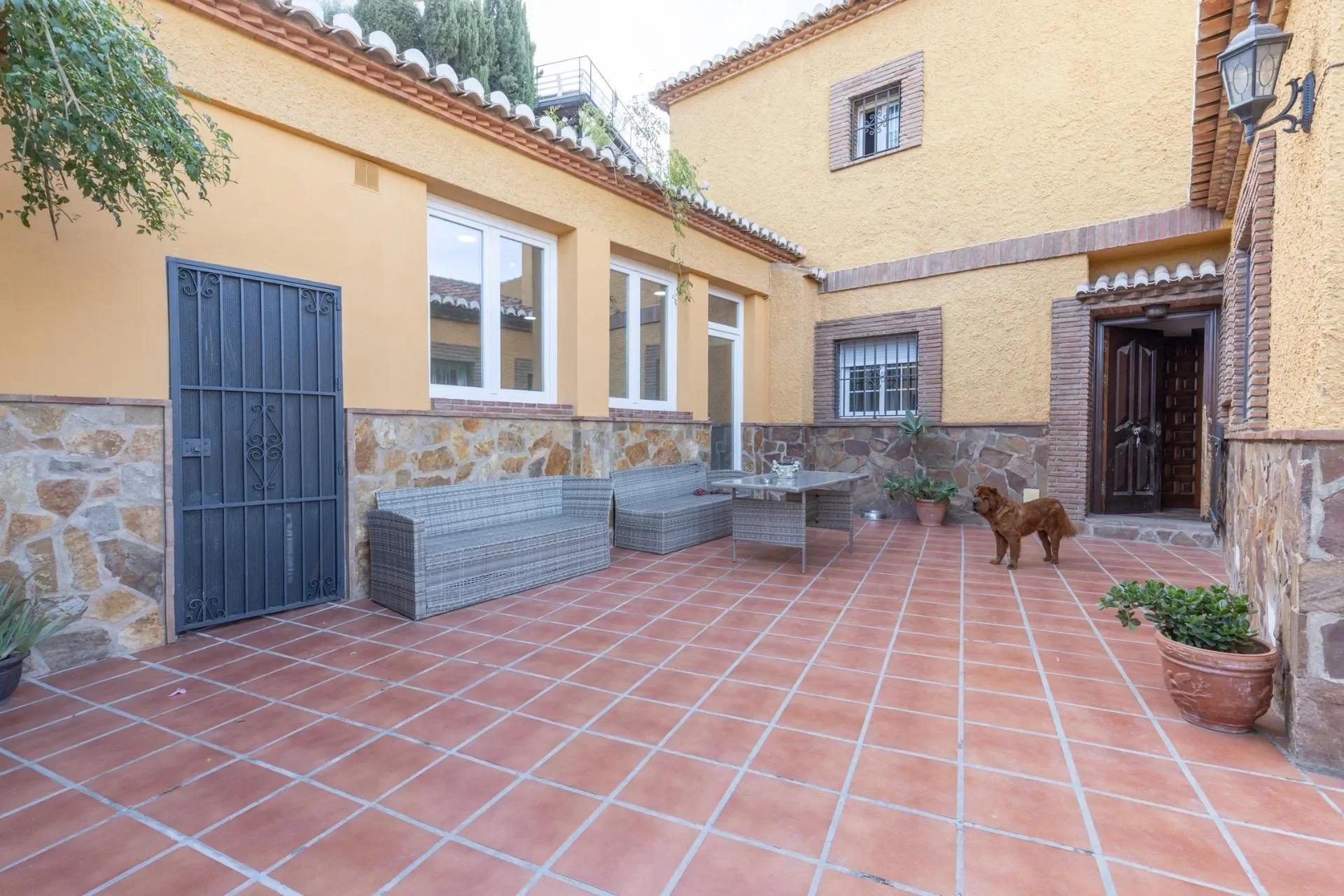 Exterior photo 5