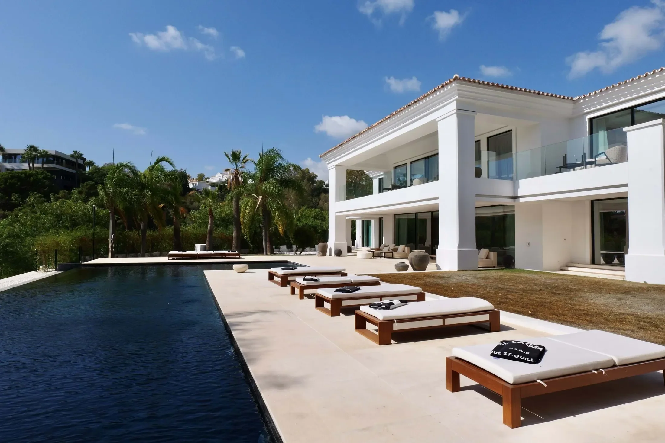 Exterior photo 2