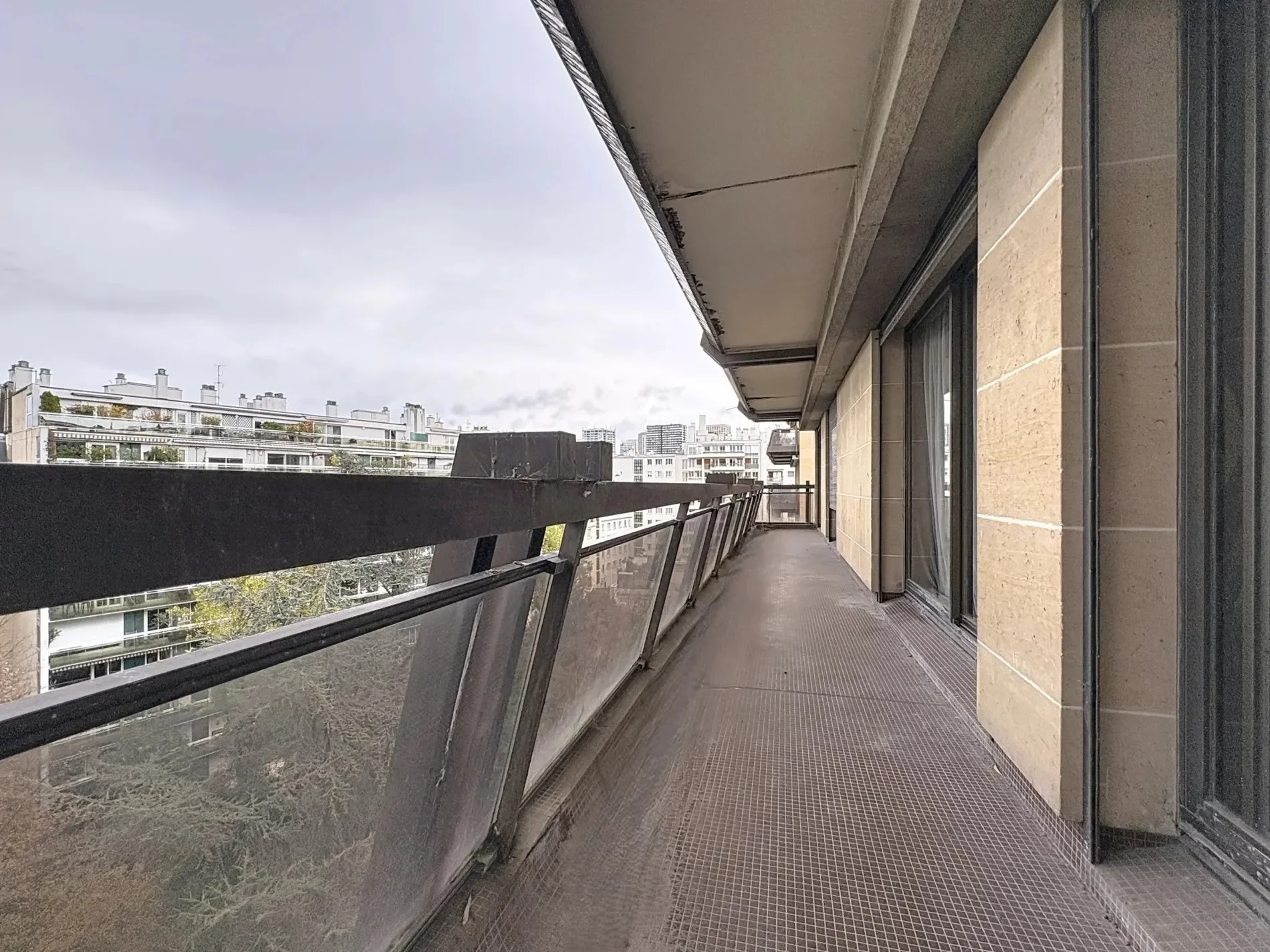 Exterior photo 1