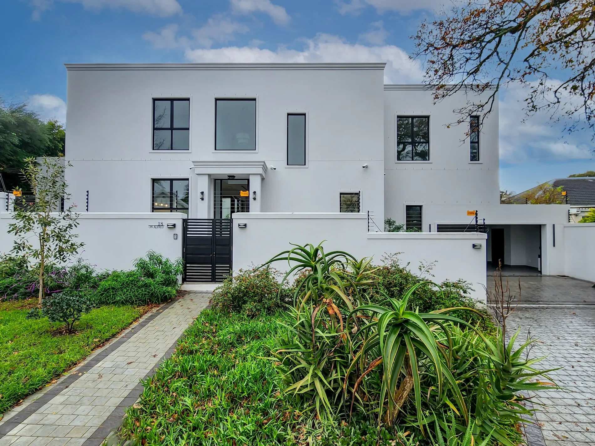 Exterior photo 9