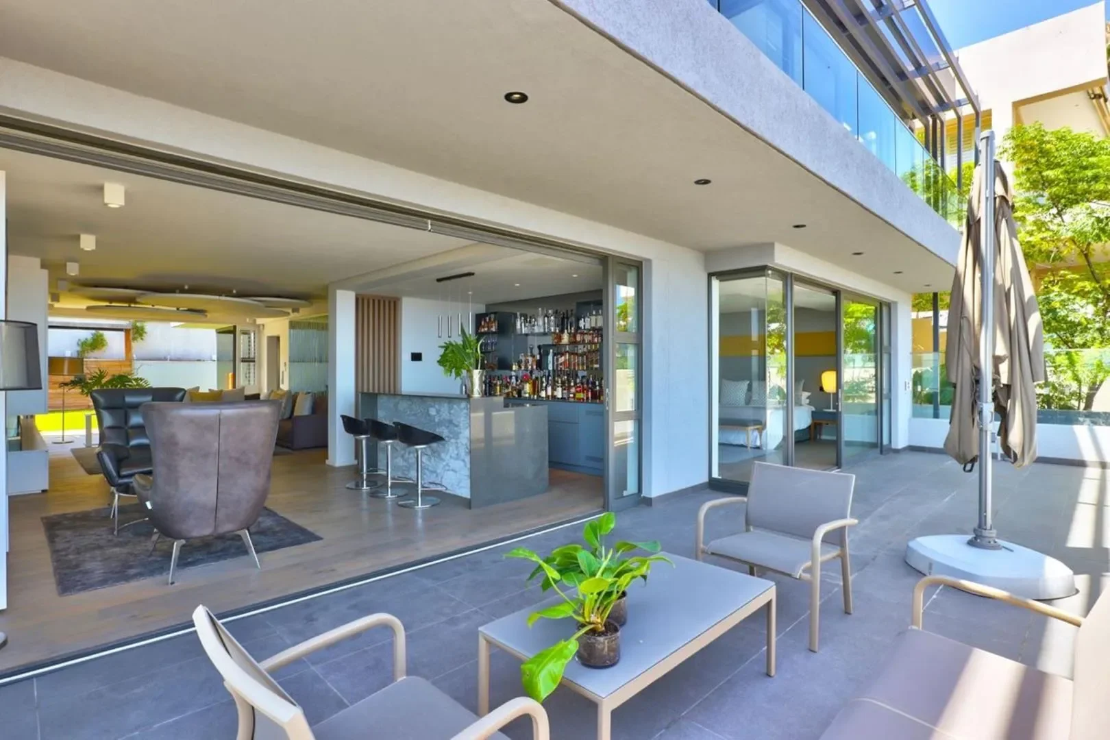 Exterior photo 6
