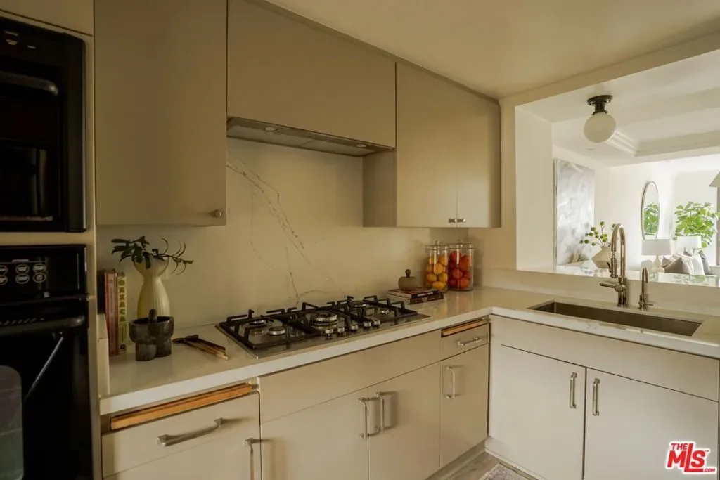 11847 Gorham Avenue 302, Los Angeles, California, United States. - Photo 6
