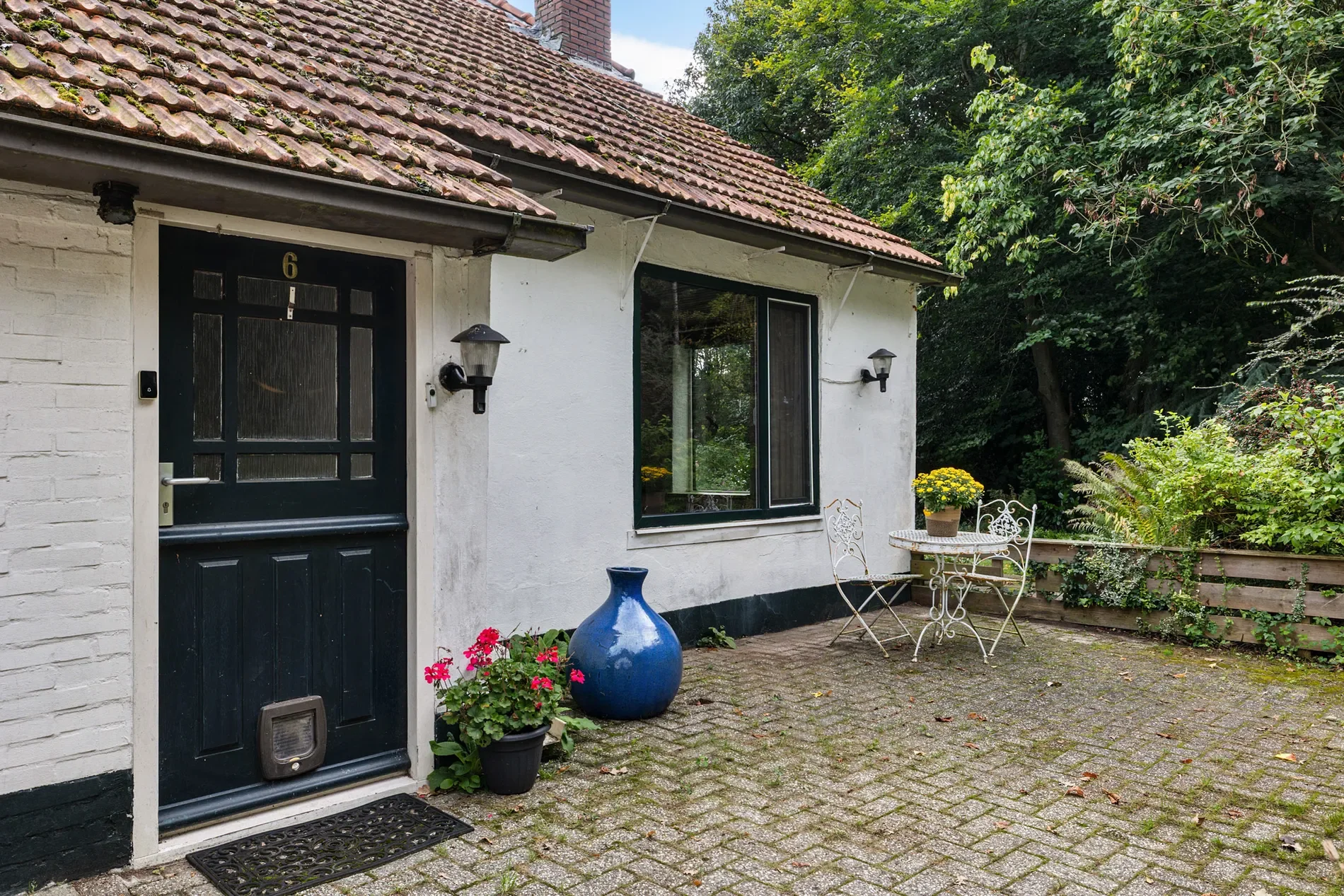Exterior photo 6