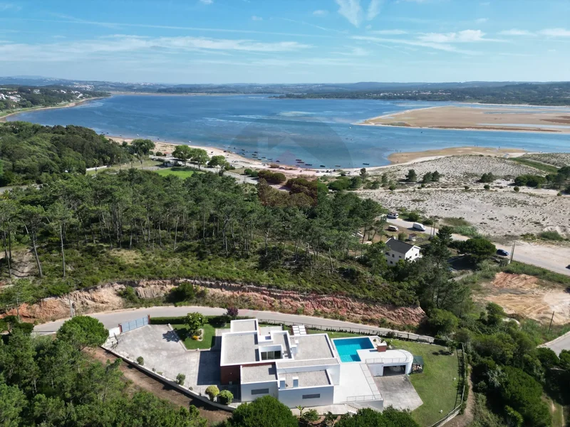 Detached villa in a prime location with lagoon views