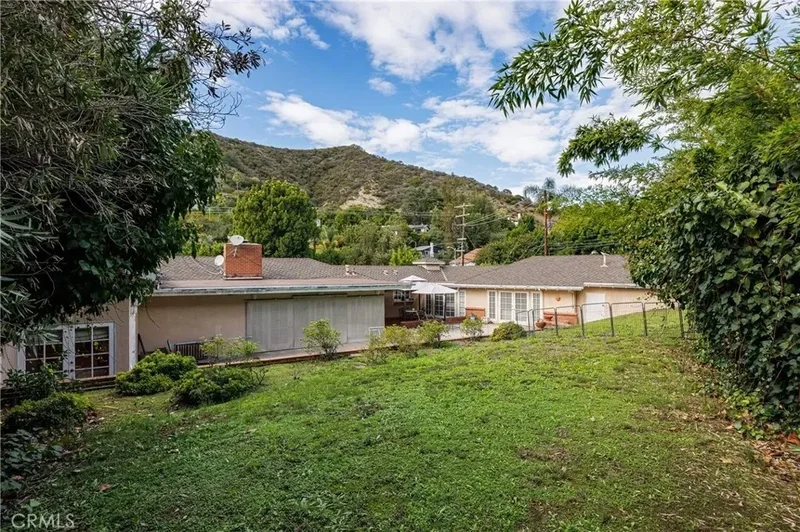 2072 Coldwater Canyon, Beverly Hills, California, United States. - Photo 32