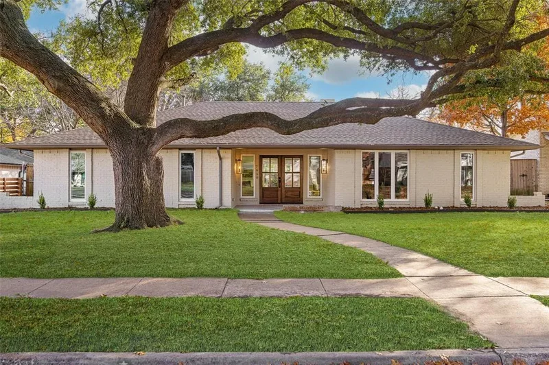 Single Family Residence in Dallas