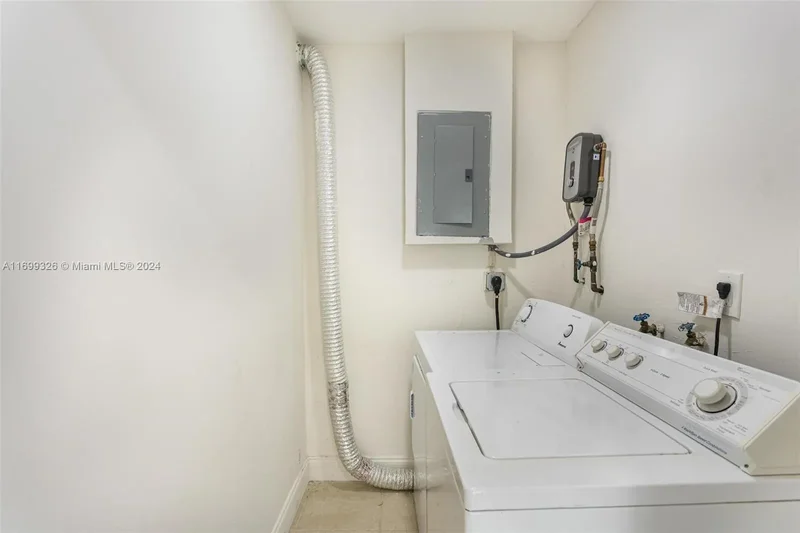 3241 NE 17th Ave, Oakland Park, FL 33334, Oakland Park, Florida, United States. - Photo 35