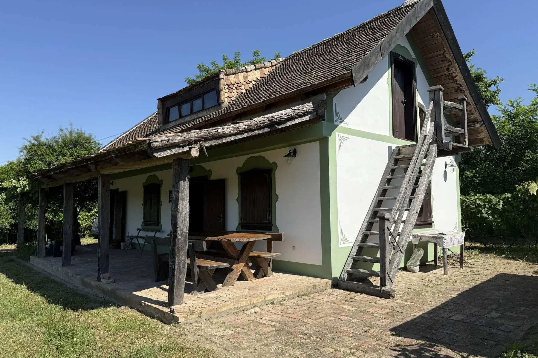 Exterior photo 3