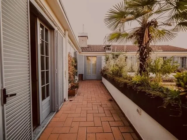 Exterior photo 2