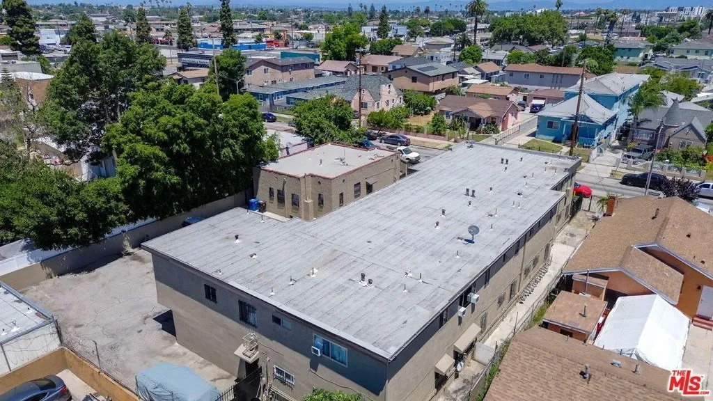 820 -824 W 95th Street, Los Angeles, California, United States. - Photo 16