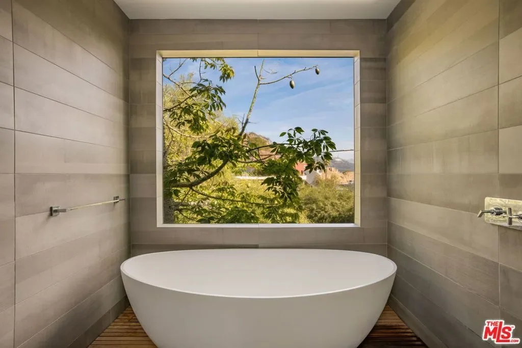 7187 Macapa Drive, Los Angeles, California, United States. - Photo 26