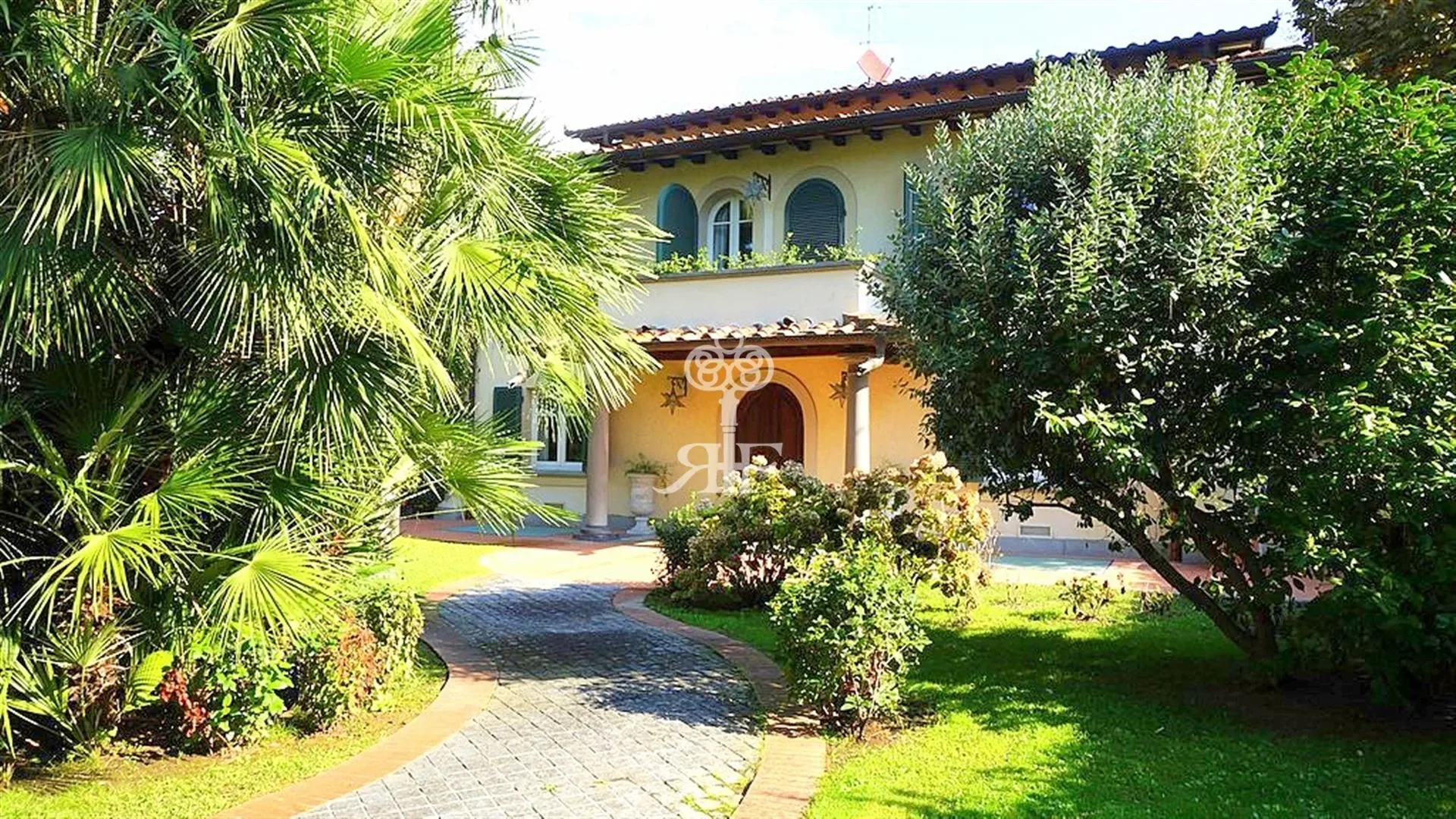 Exterior photo 3