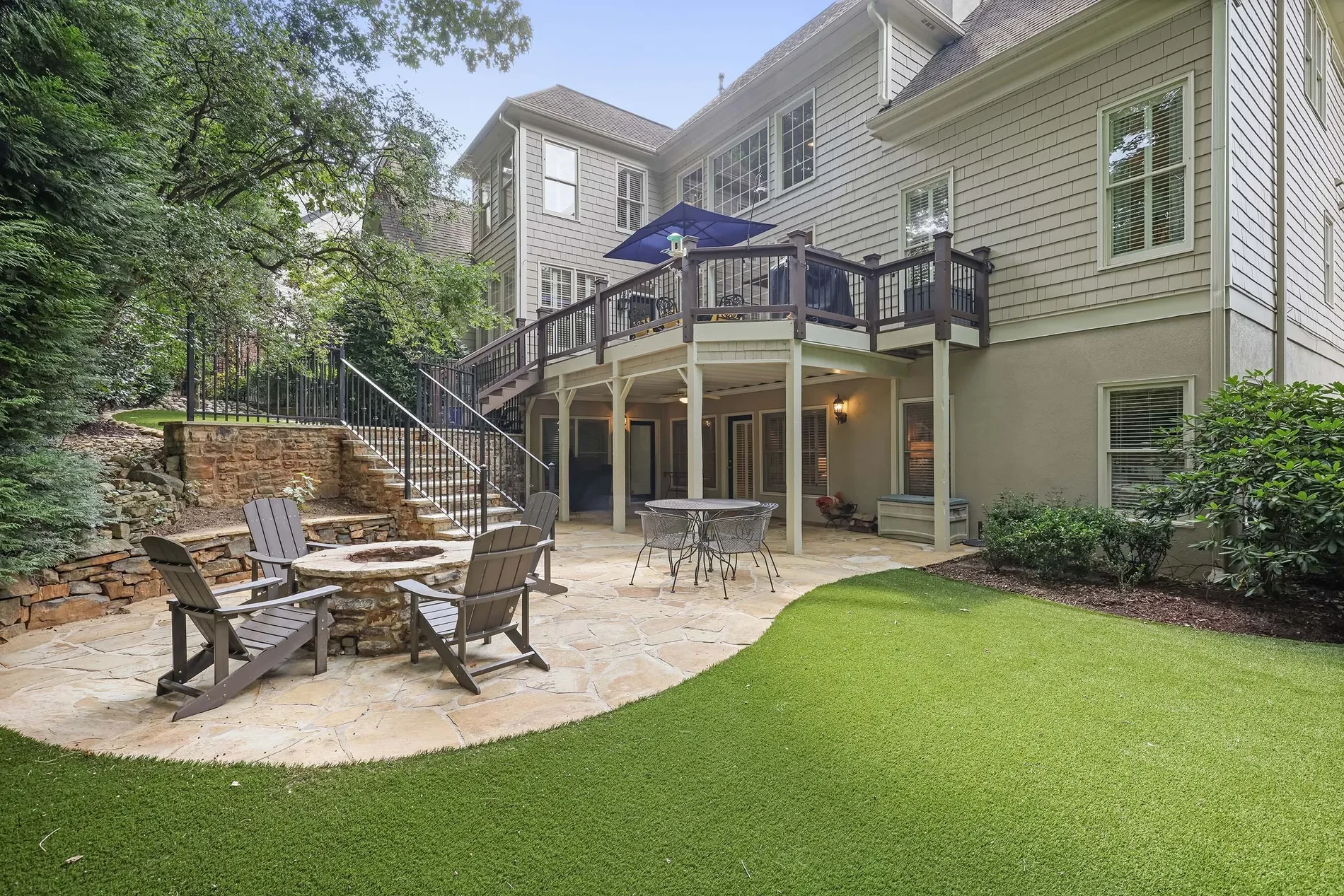 Exterior photo 6