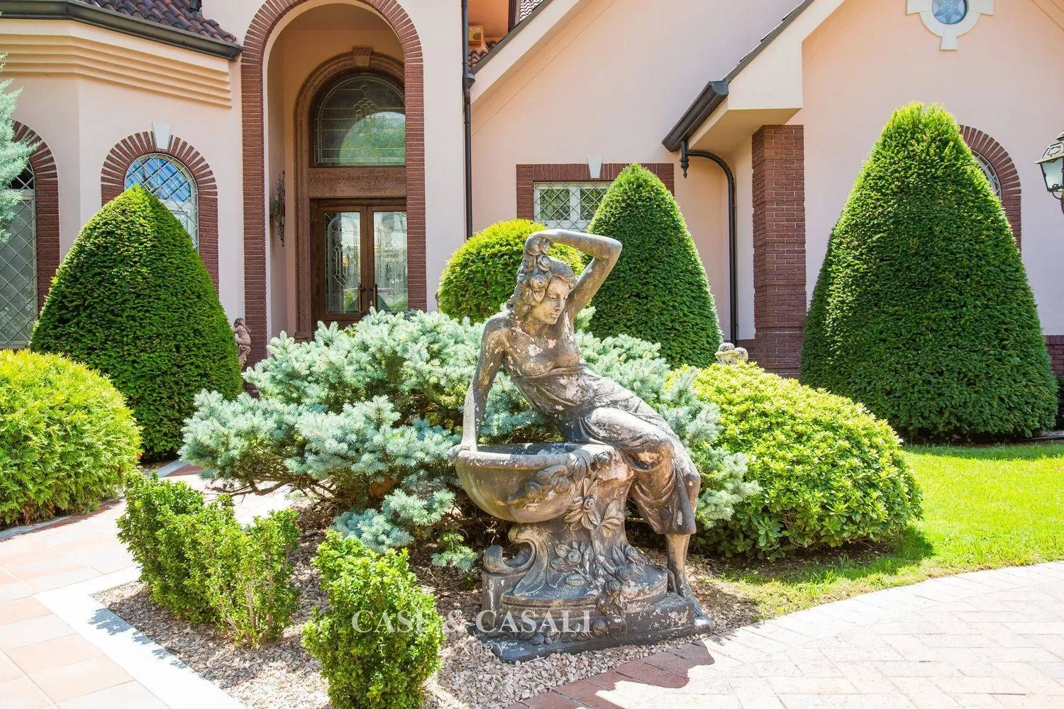 Exterior photo 1