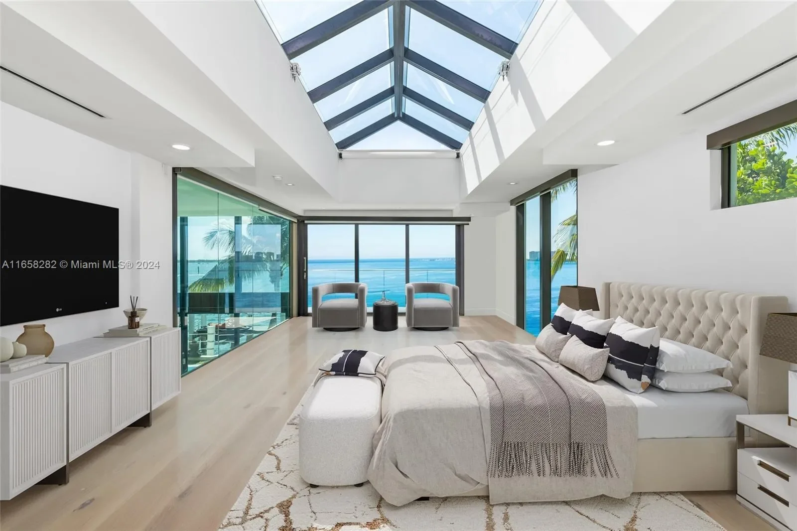 7960 Biscayne Point Cir, Miami Beach, Florida, United States. - Photo 17