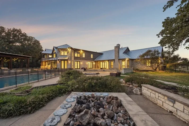 Single Family Residence in Bartonville