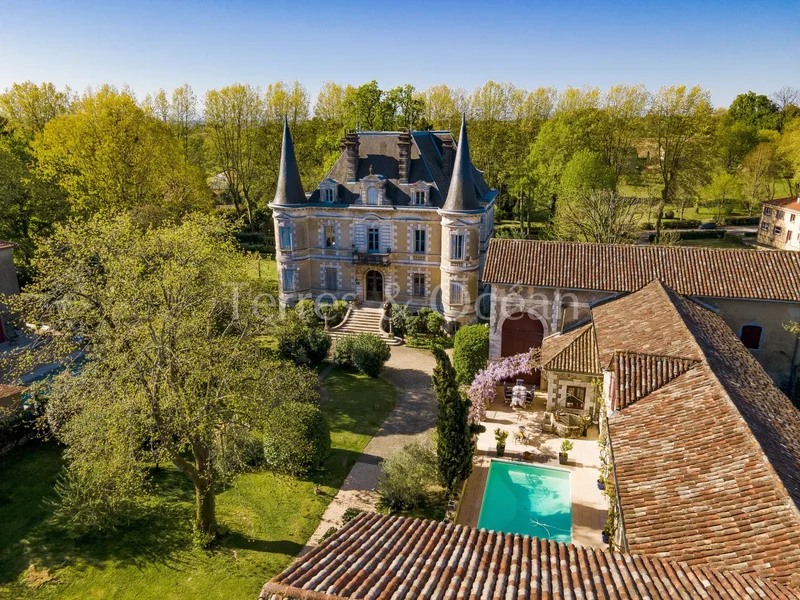 CASTLE WITH OUTBUILDINGS BETWEEN PEYREHORADE AND DAX