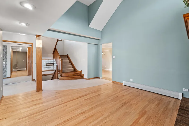 6013 N Emerson Street, Des Plaines, Illinois, United States. - Photo 7