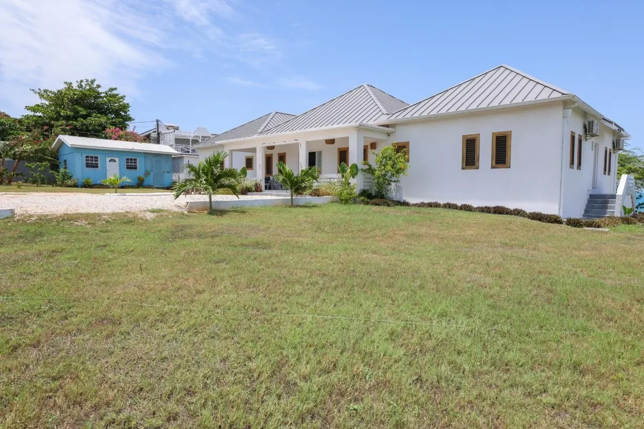 Exterior photo 5