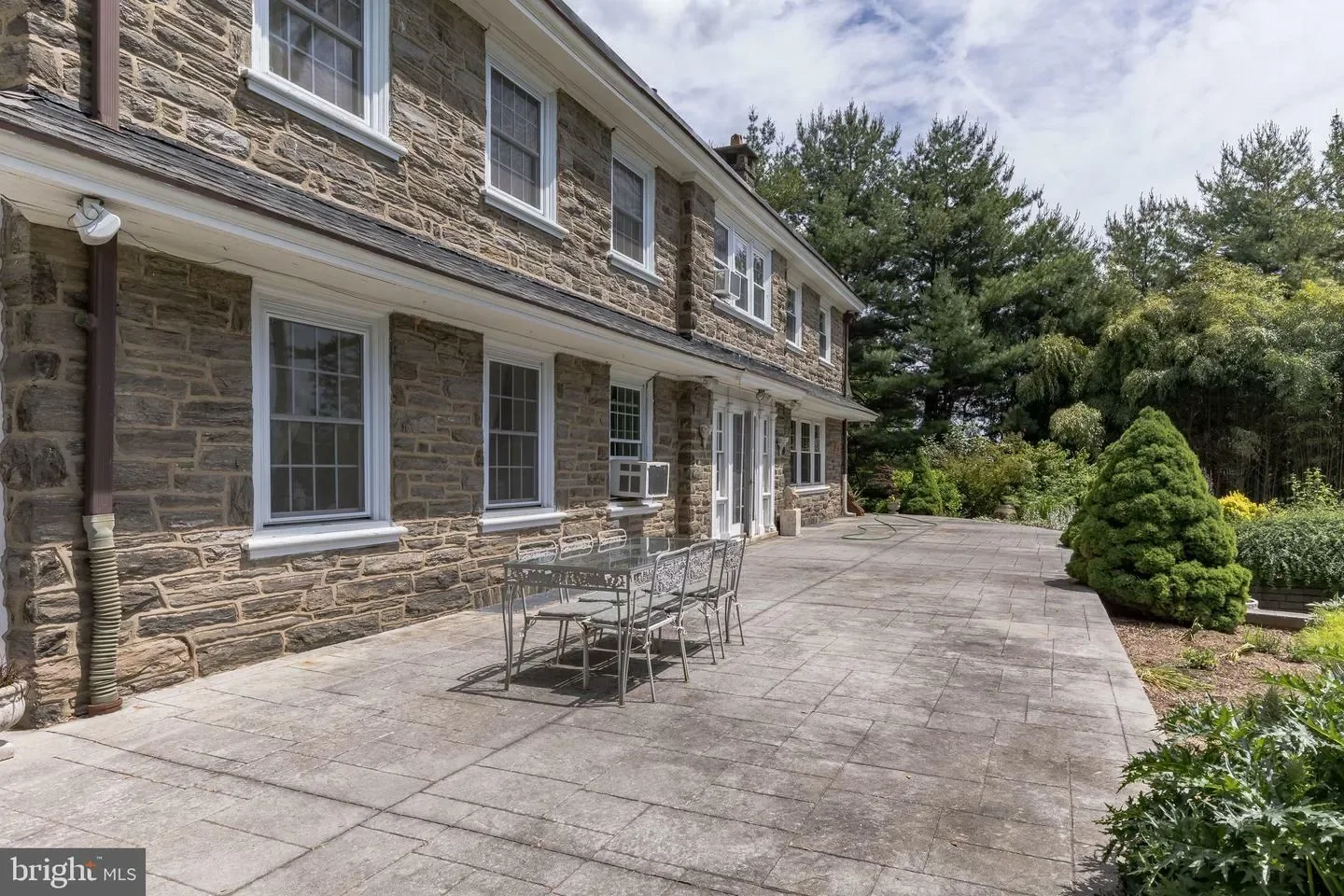 Exterior photo 5