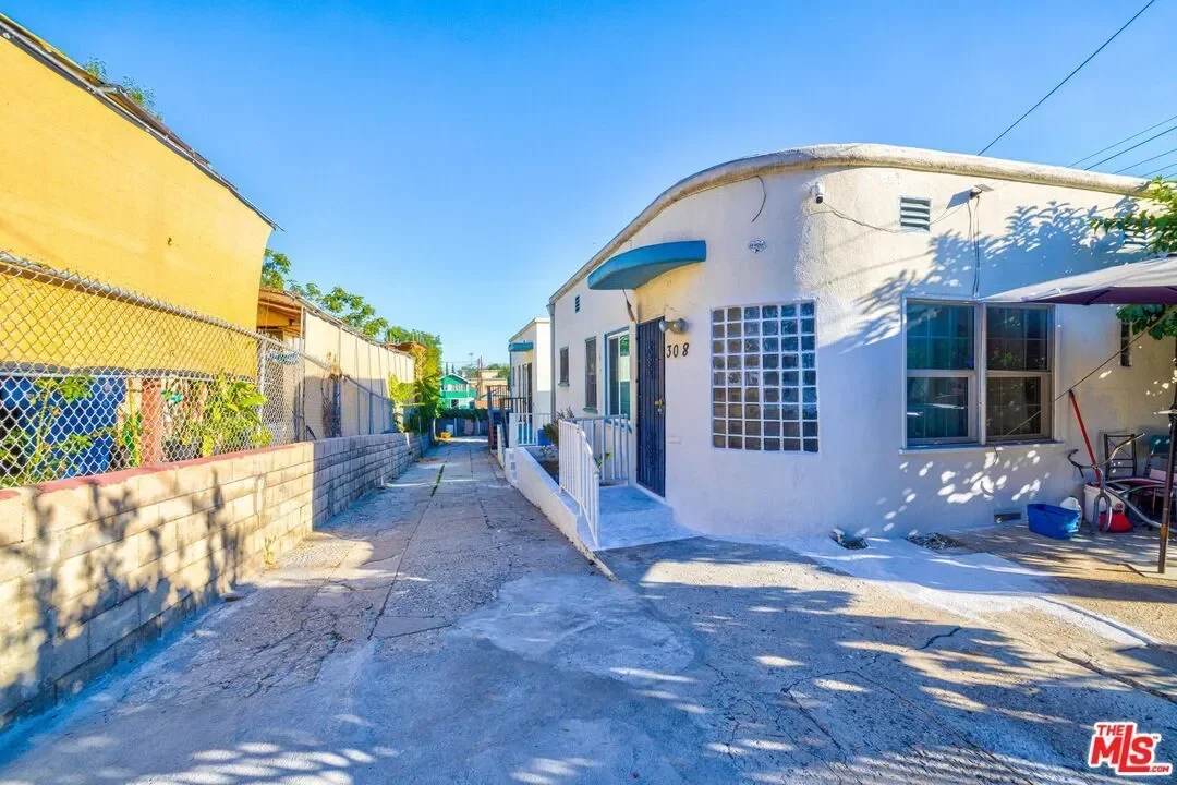 308 E Edgeware Rd, Los Angeles, California, United States. - Photo 7