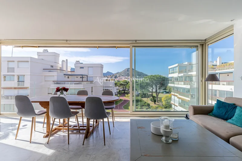 2/3 room apartment with beautiful sea view in a residence with swimming pool, tennis court, park and