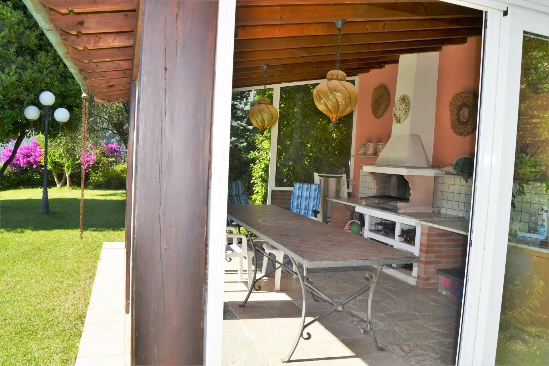 Exterior photo 4