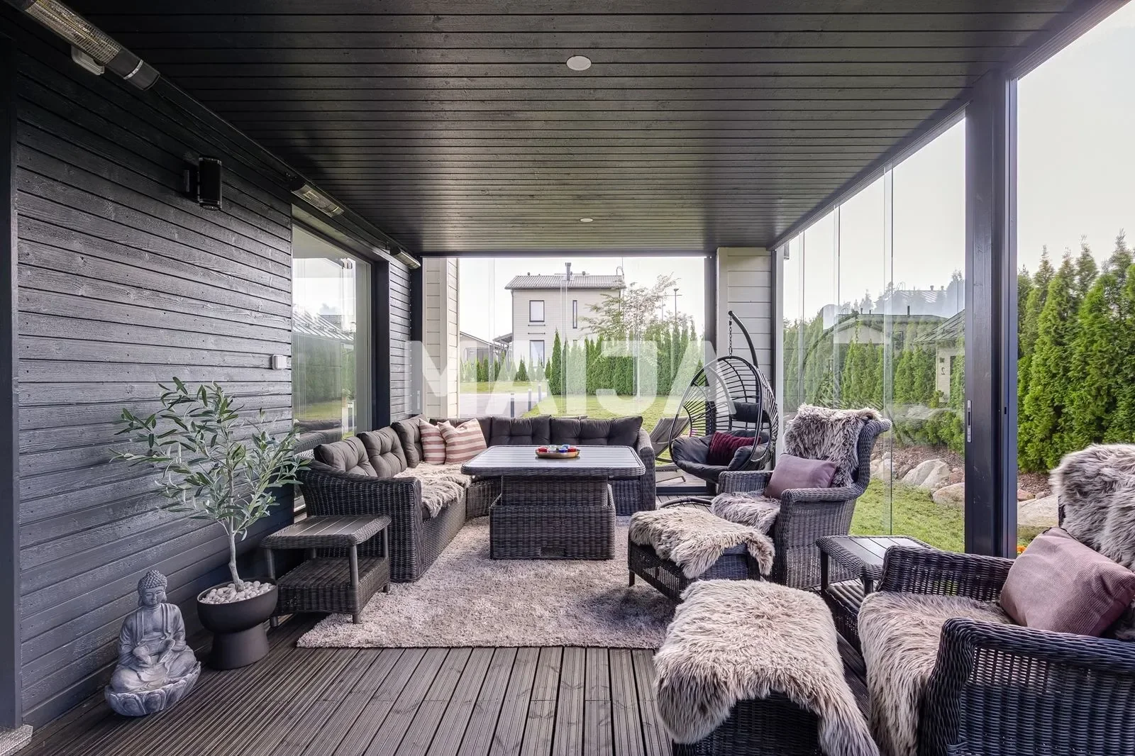 Exterior photo 4