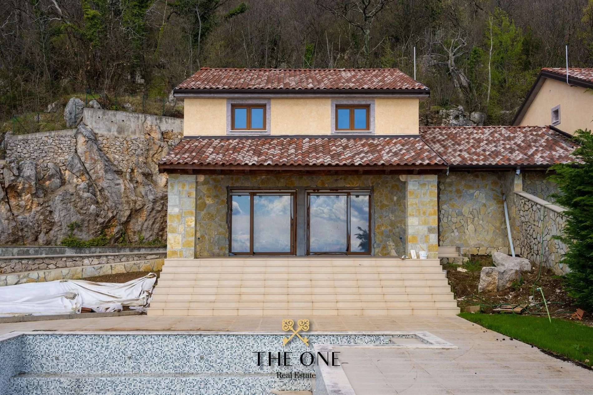 Exterior photo 8