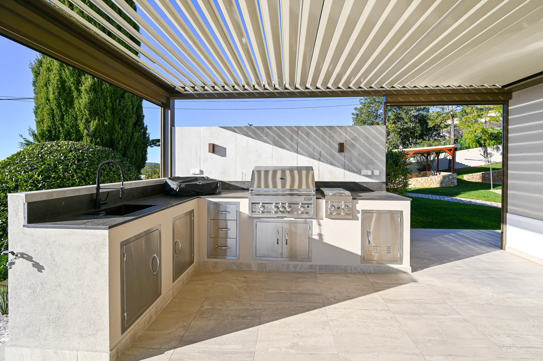Exterior photo 6