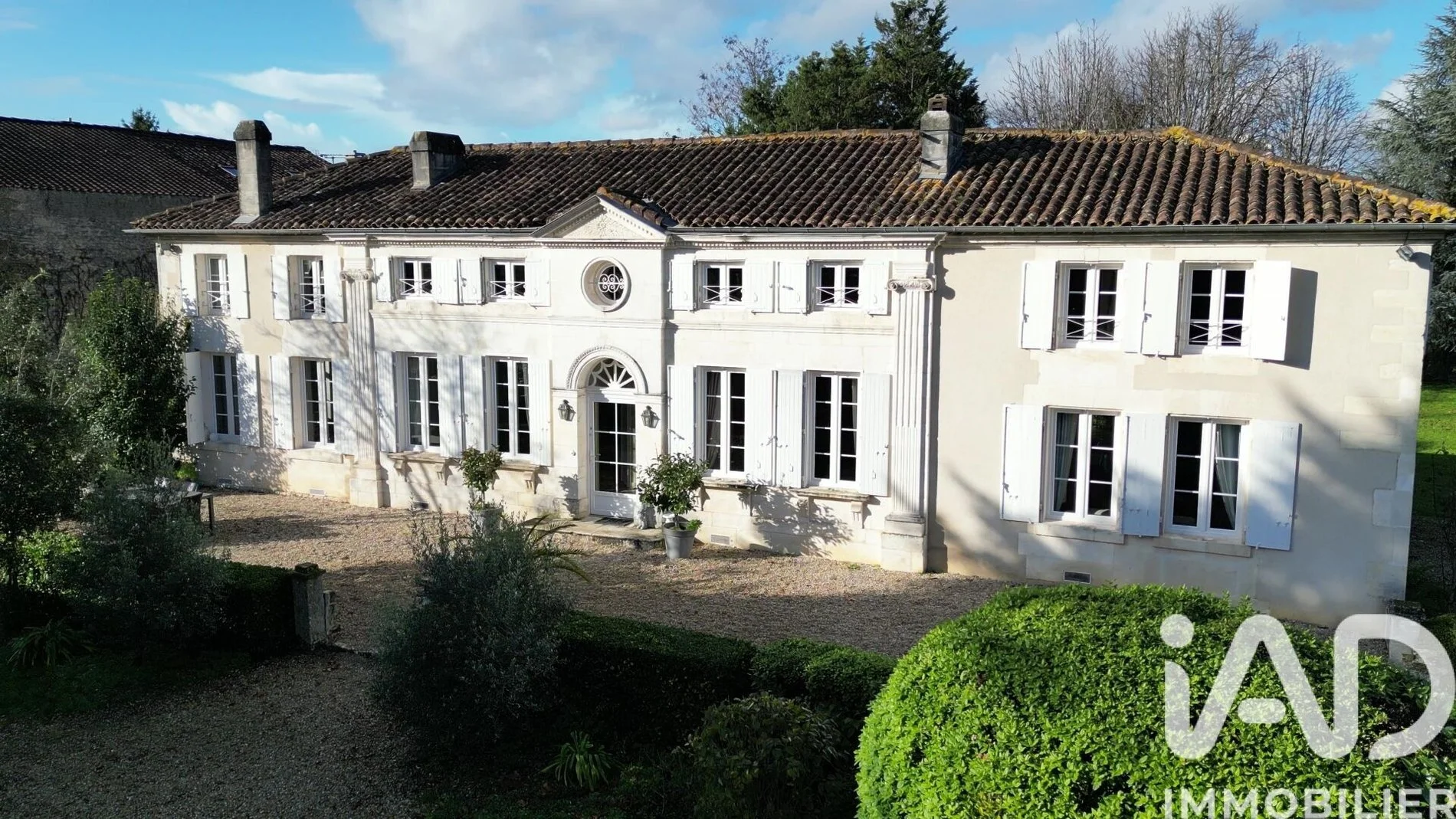 Exterior photo 2