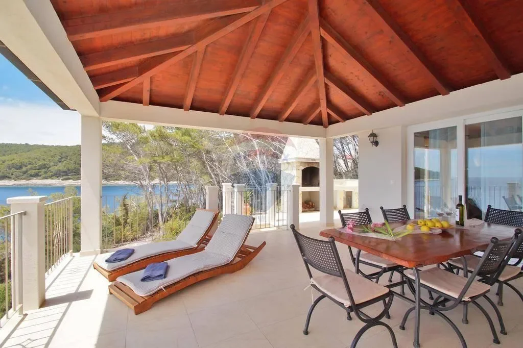 Exterior photo 5