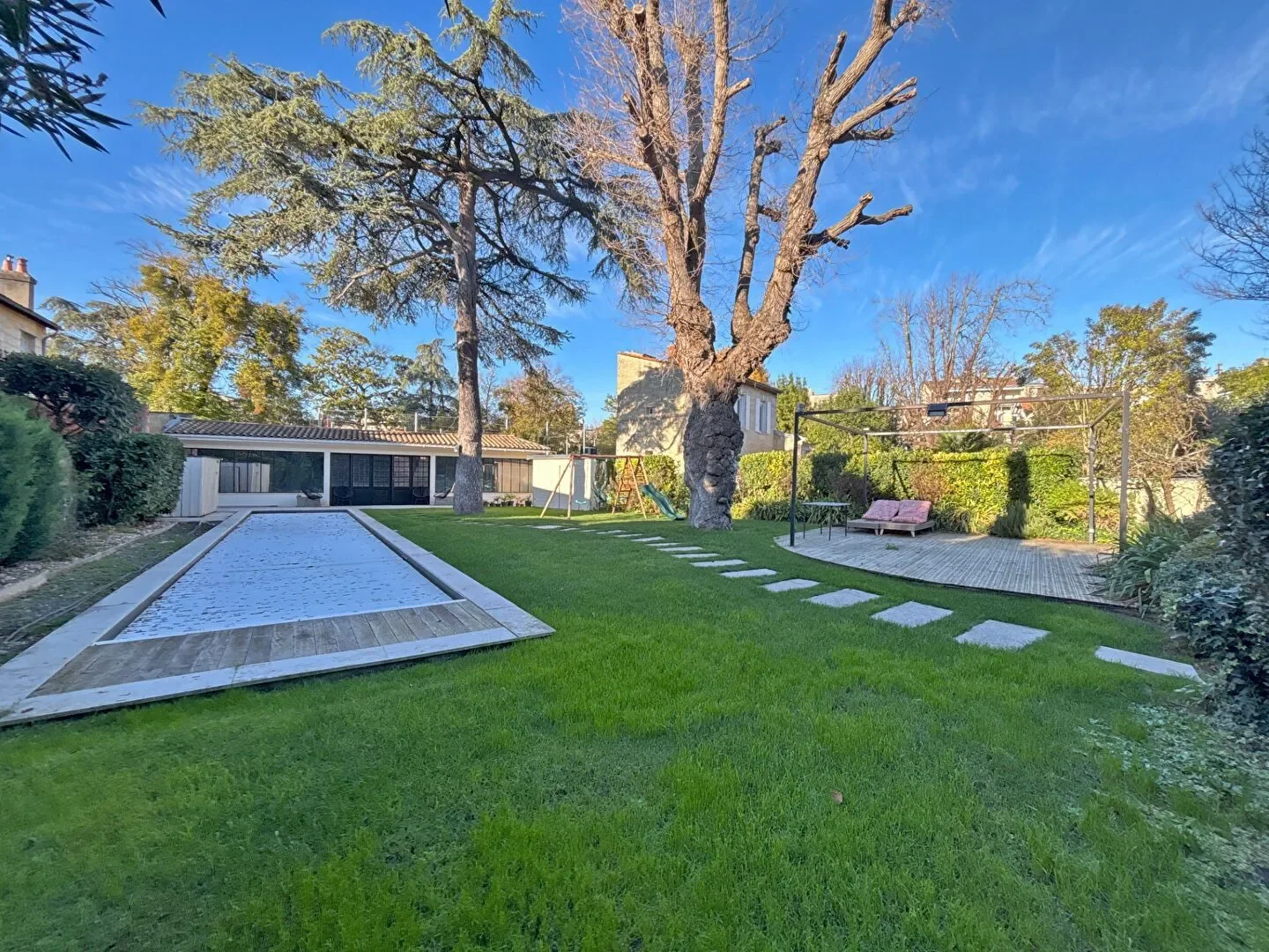 Exterior photo 2