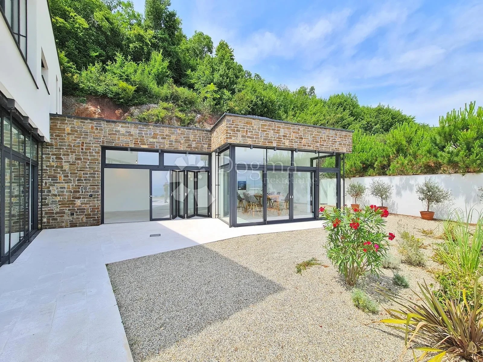Exterior photo 9