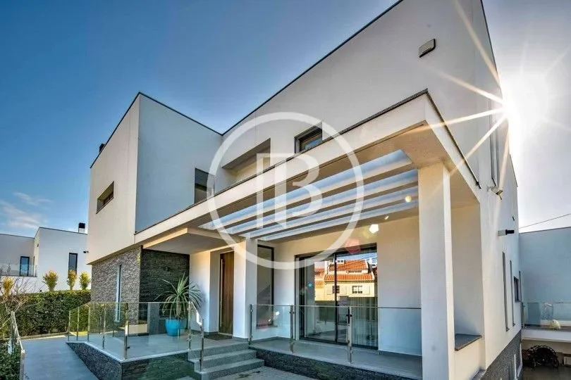 Exterior photo 7