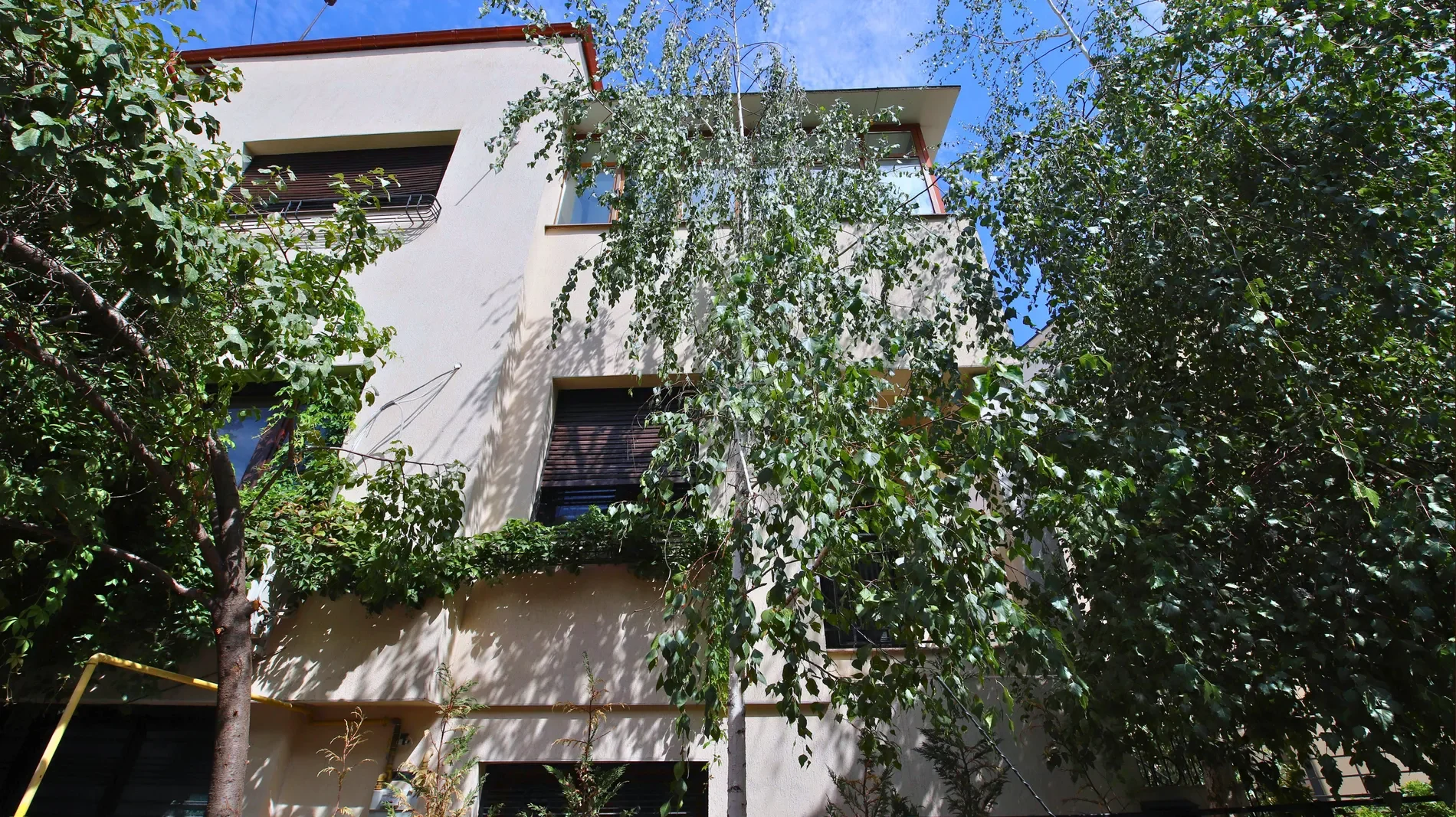 Exterior photo 2