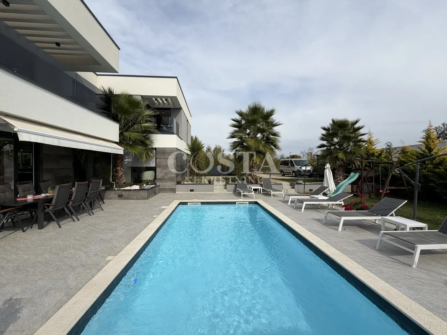 Exterior photo 6