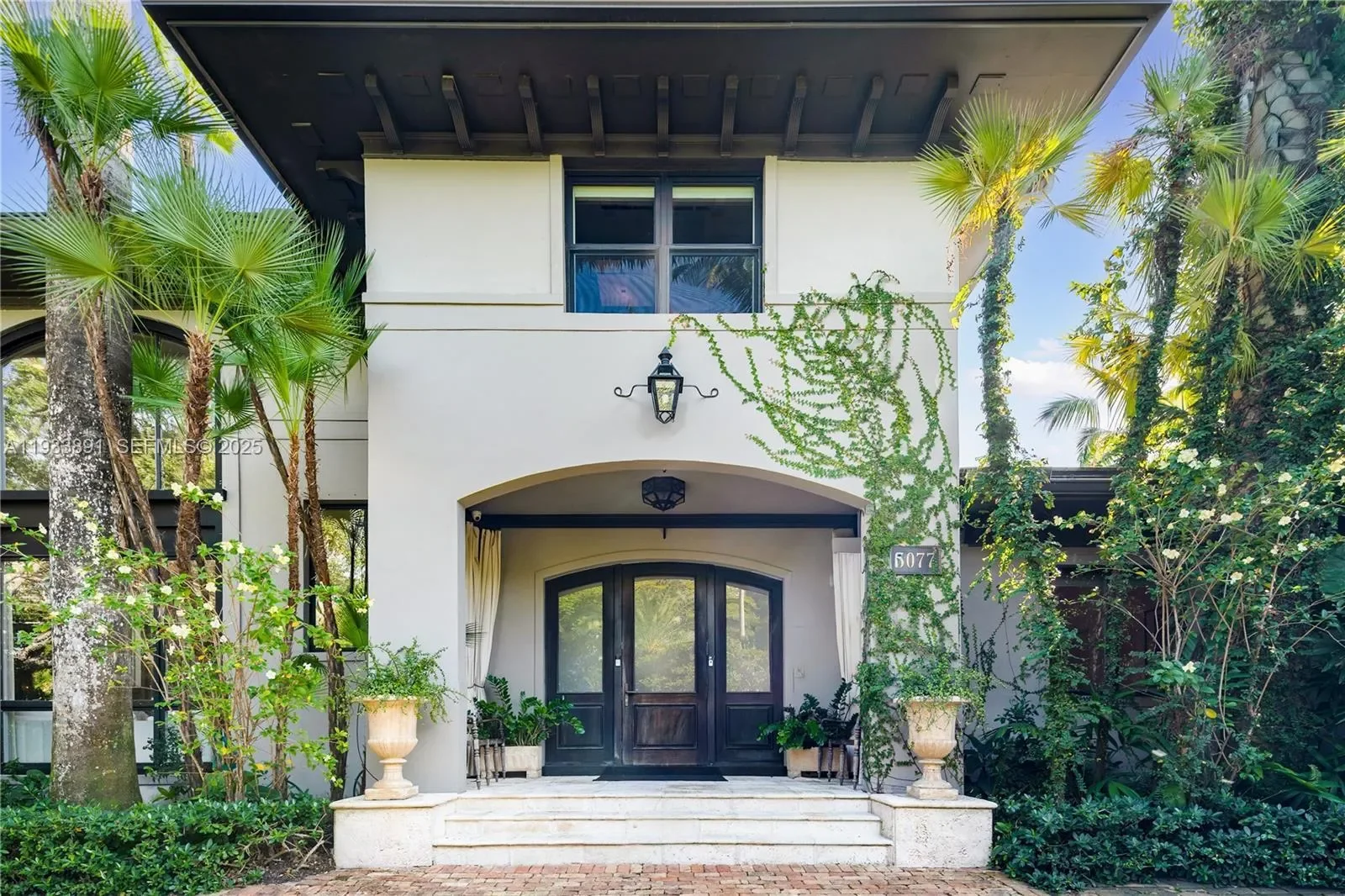 Exterior photo 8