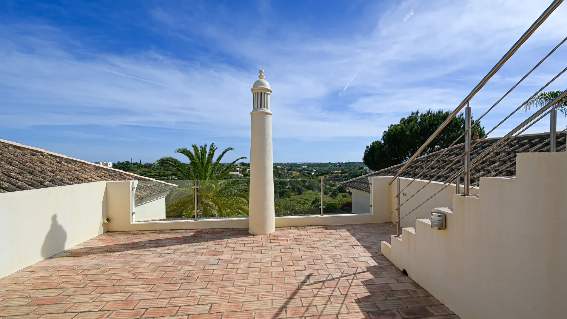 Exterior photo 5