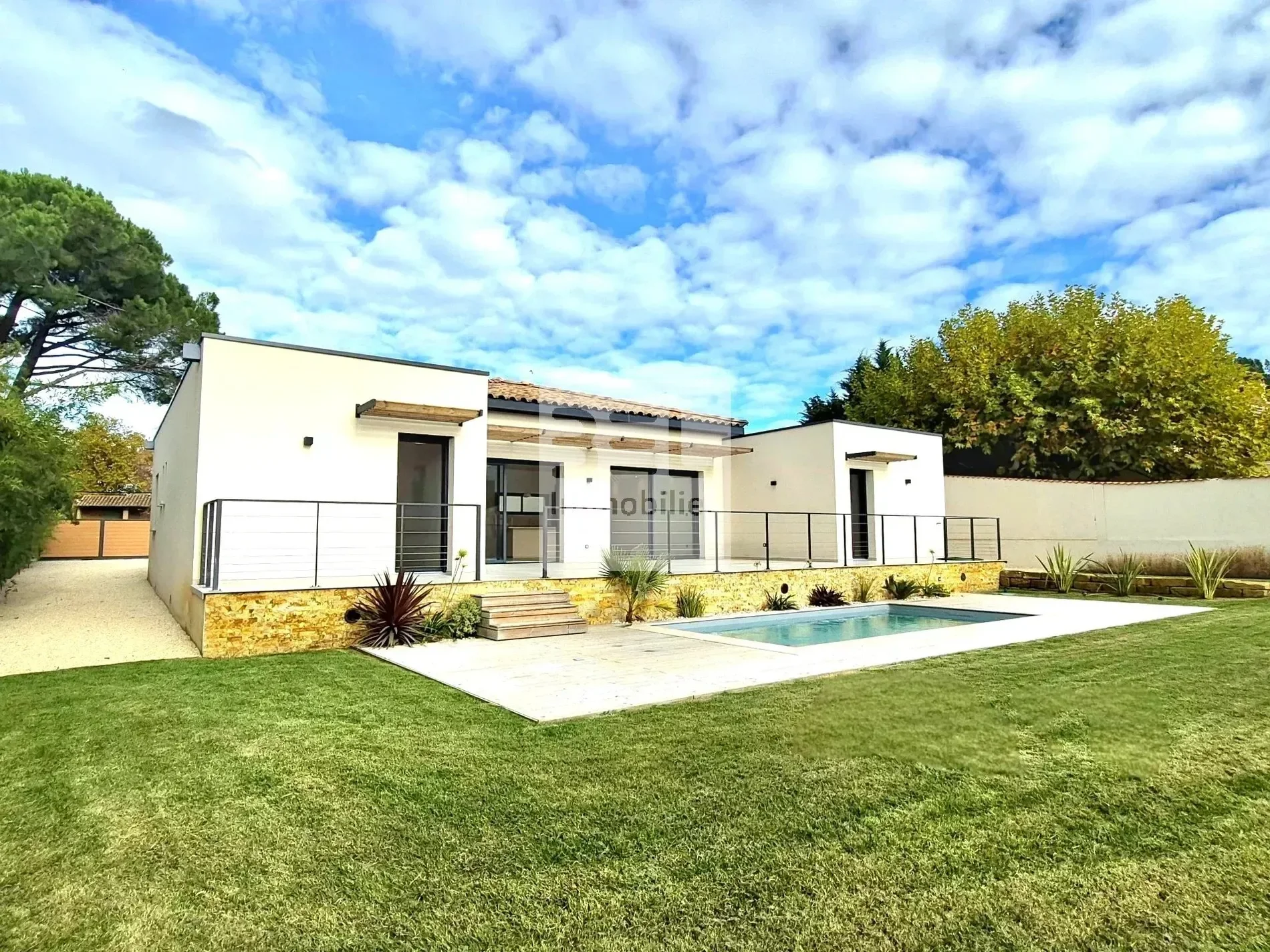 Exterior photo 5