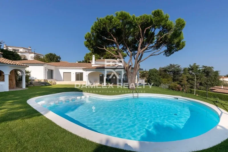 House with sea views, completely renovated in Les Bateries urbanization