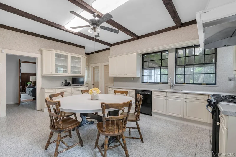 84 Nassau Boulevard, Garden City, New York, United States. - Photo 24