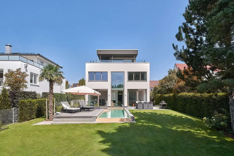 Outstanding design in Bauhaus style: Exclusive family villa from 2017 with pool, heat pump and PV