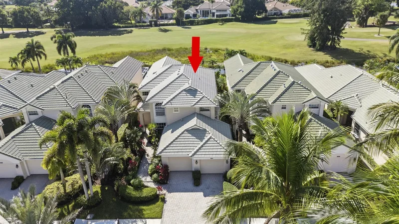 Single Family Residence in Palm Beach Gardens