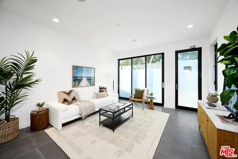 748 Brooks Avenue, Los Angeles, California, United States. - Photo 7