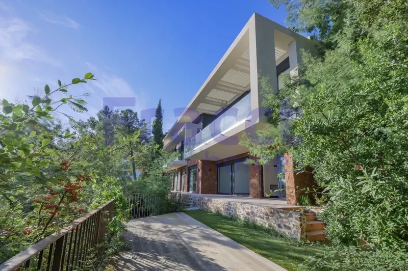 Luxury 5-Bedroom Sea View Villa with Terraces & 3 Car Garage in Le Trayas – Theoule Sur Mer