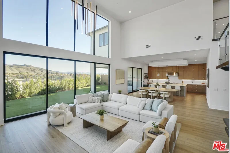 11862 N Hillsborough Lane, Los Angeles, California, United States. - Photo 6