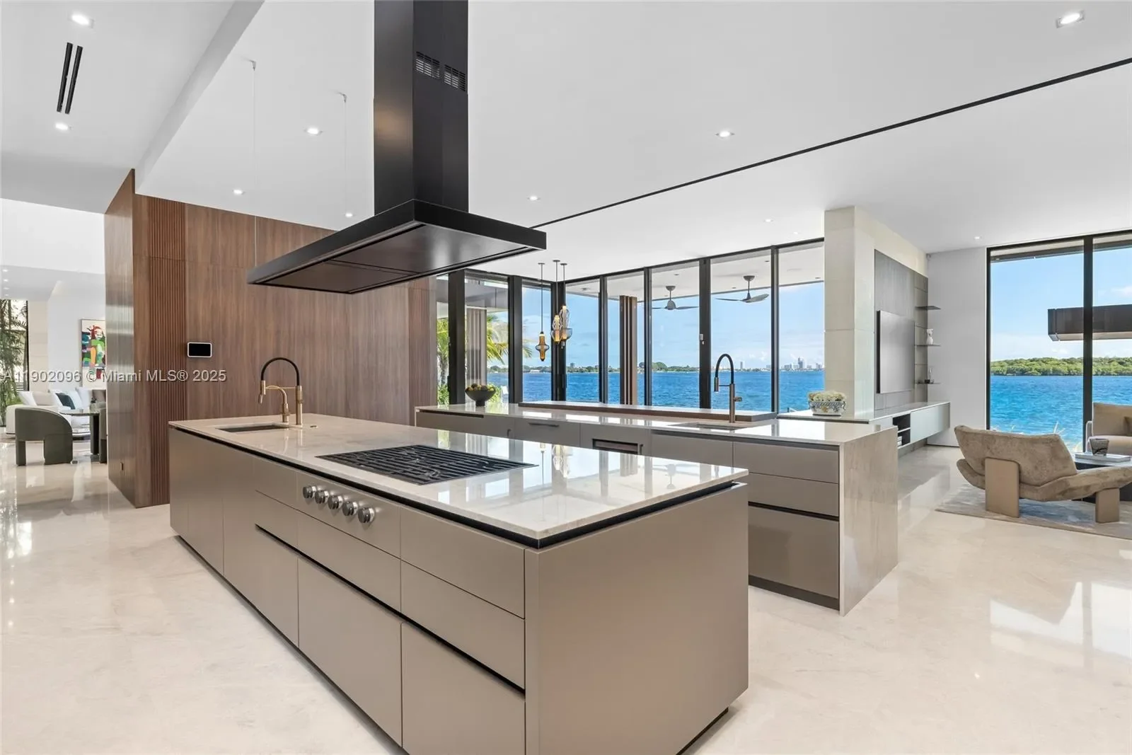 11404 N Bayshore Dr, North Miami Beach, Florida, United States. - Photo 11