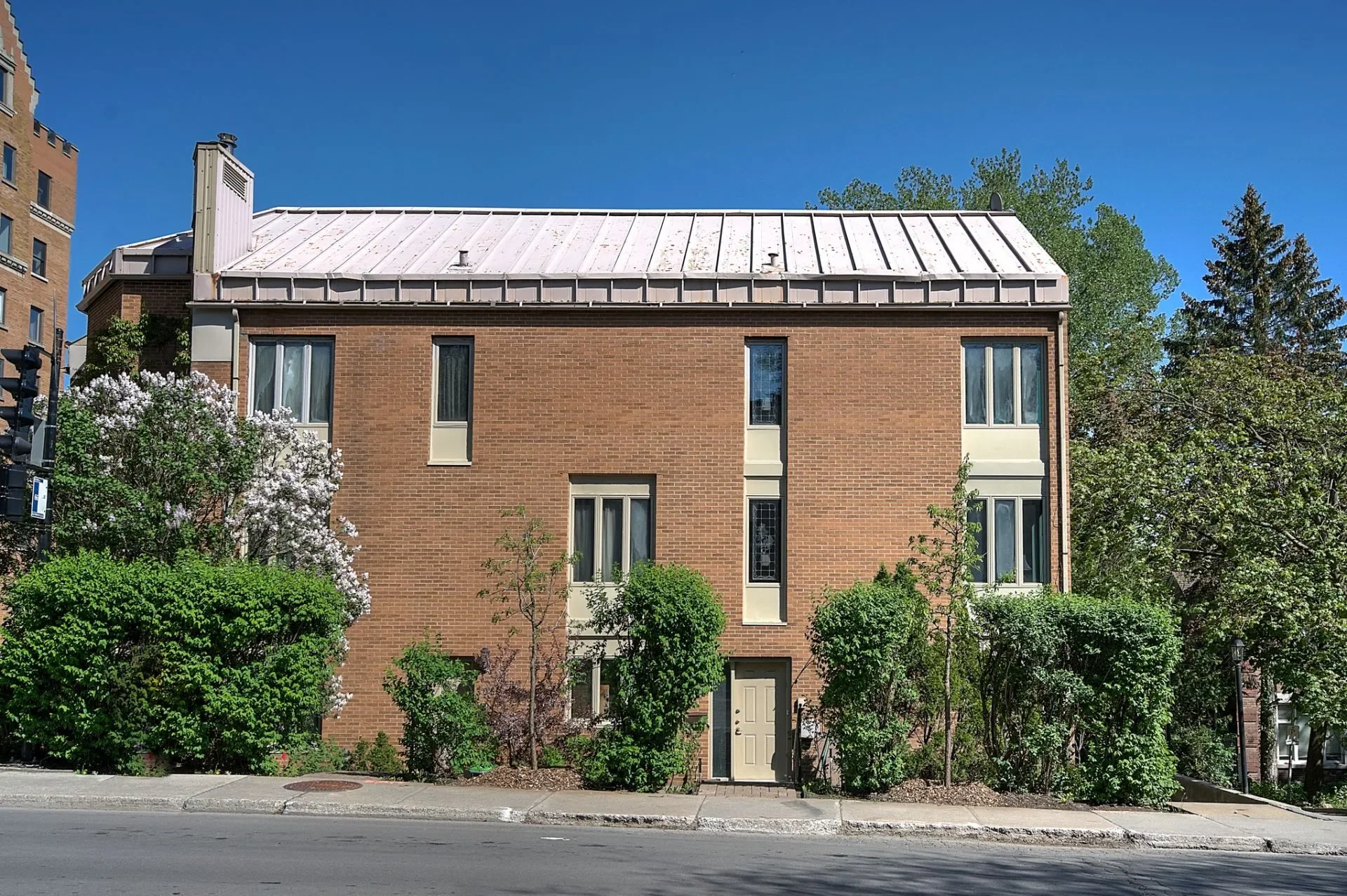 Exterior photo 3
